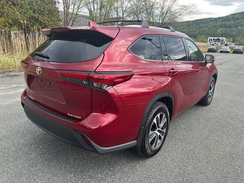 Used 2022 Toyota Highlander XLE AWD/4WD image 5