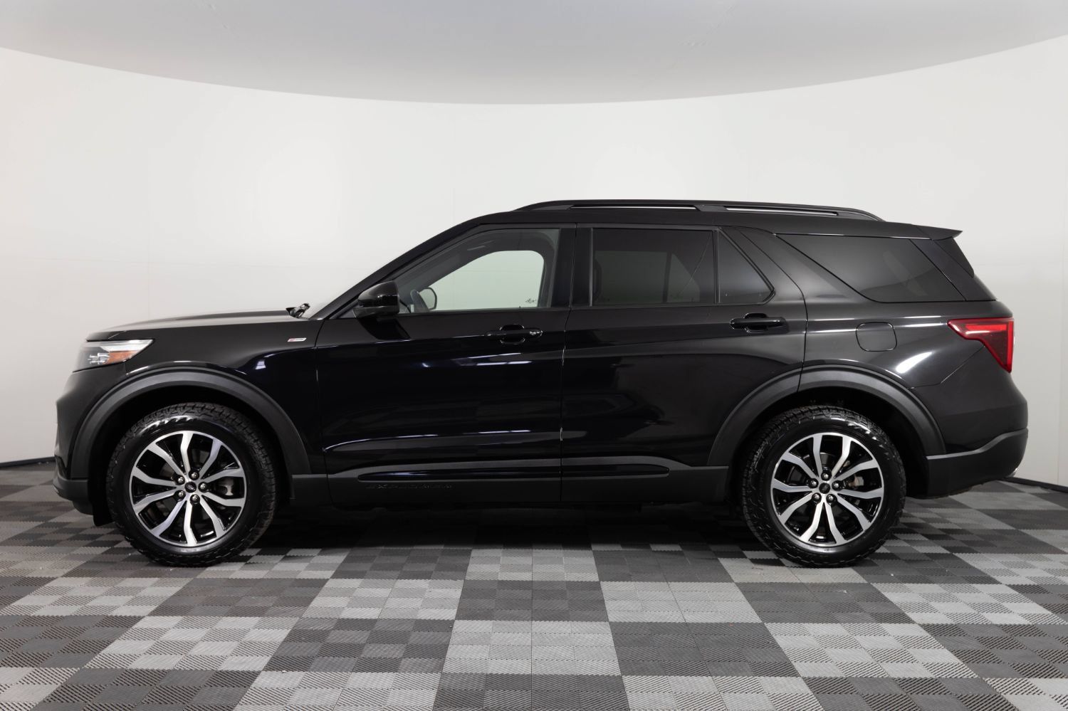 Used 2022 Ford Explorer ST-Line w/ Class IV Trailer Tow Package AWD/4WD image 3