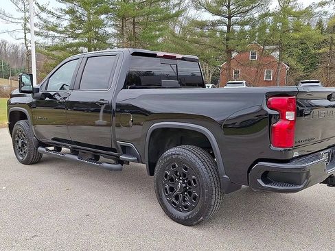 Certified 2022 Chevrolet Silverado 2500 LT w/ Midnight Edition image 7