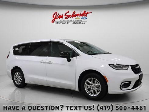 Used 2025 Chrysler Pacifica Select FWD image 1
