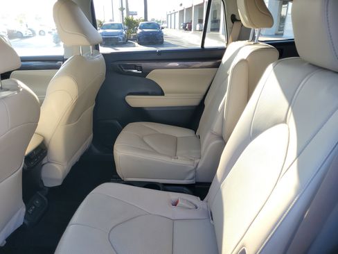 Used 2023 Toyota Highlander Limited image 9