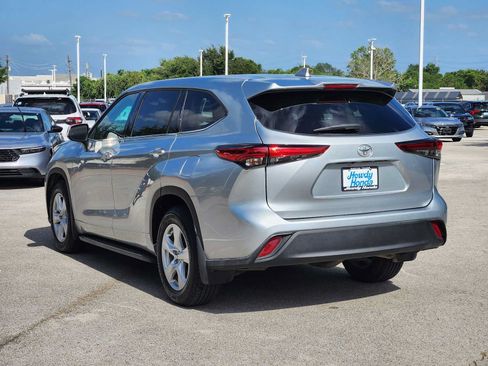 Used 2021 Toyota Highlander LE FWD image 5