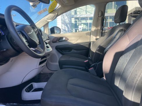 Used 2023 Chrysler Voyager LX FWD image 6