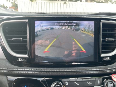 Used 2025 Chrysler Pacifica Limited image 22