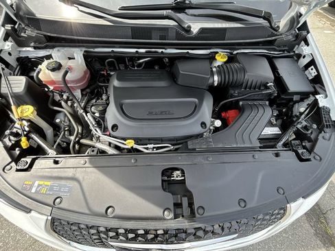 Used 2024 Chrysler Pacifica Limited FWD image 18
