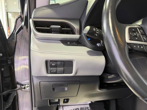 Used 2022 Toyota Highlander LE FWD image 21