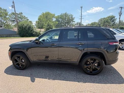 Used 2023 Jeep Grand Cherokee Limited w/ Black Appearance Package AWD/4WD image 2