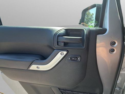 Used 2018 Jeep Wrangler Sahara w/ Connectivity Group AWD/4WD image 22
