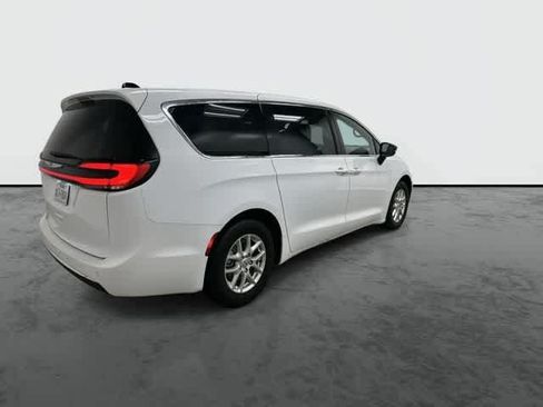 Used 2025 Chrysler Pacifica Select FWD image 4