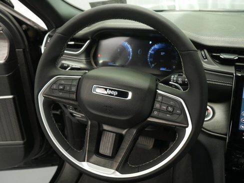 Used 2025 Jeep Grand Cherokee L Limited w/ Luxury Tech Group II image 42