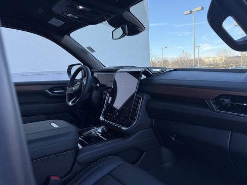 Used 2025 GMC Yukon XL Denali image 10