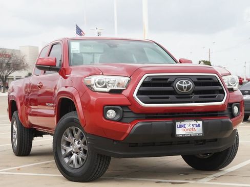 Used 2018 Toyota Tacoma SR5 w/ SR5 Appearance Package (SM) image 2