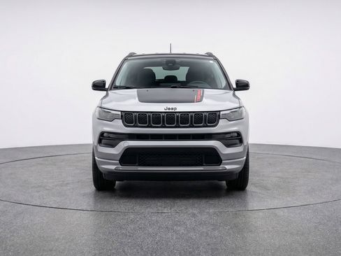 Used 2025 Jeep Compass Trailhawk image 2