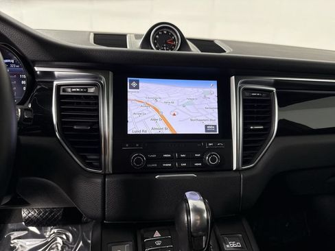 Certified 2018 Porsche Macan AWD/4WD image 27
