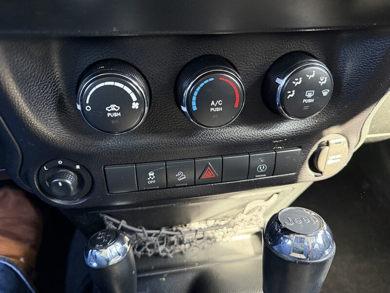 Used 2015 Jeep Wrangler Unlimited Rubicon w/ Connectivity Group AWD/4WD image 18