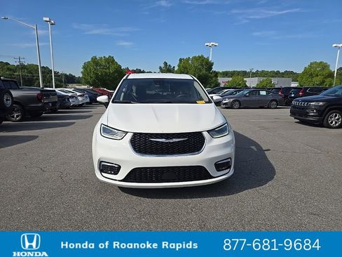 Used 2023 Chrysler Pacifica Touring-L FWD image 8