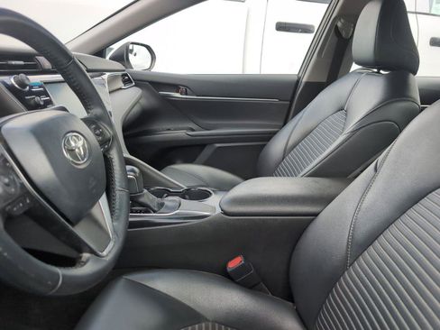 Used 2018 Toyota Camry SE w/ Moonroof Package FWD image 2
