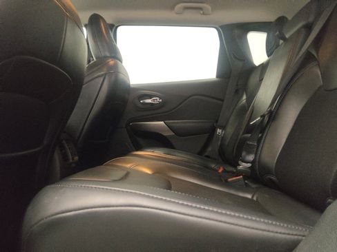 Used 2019 Jeep Cherokee Latitude Plus FWD image 18