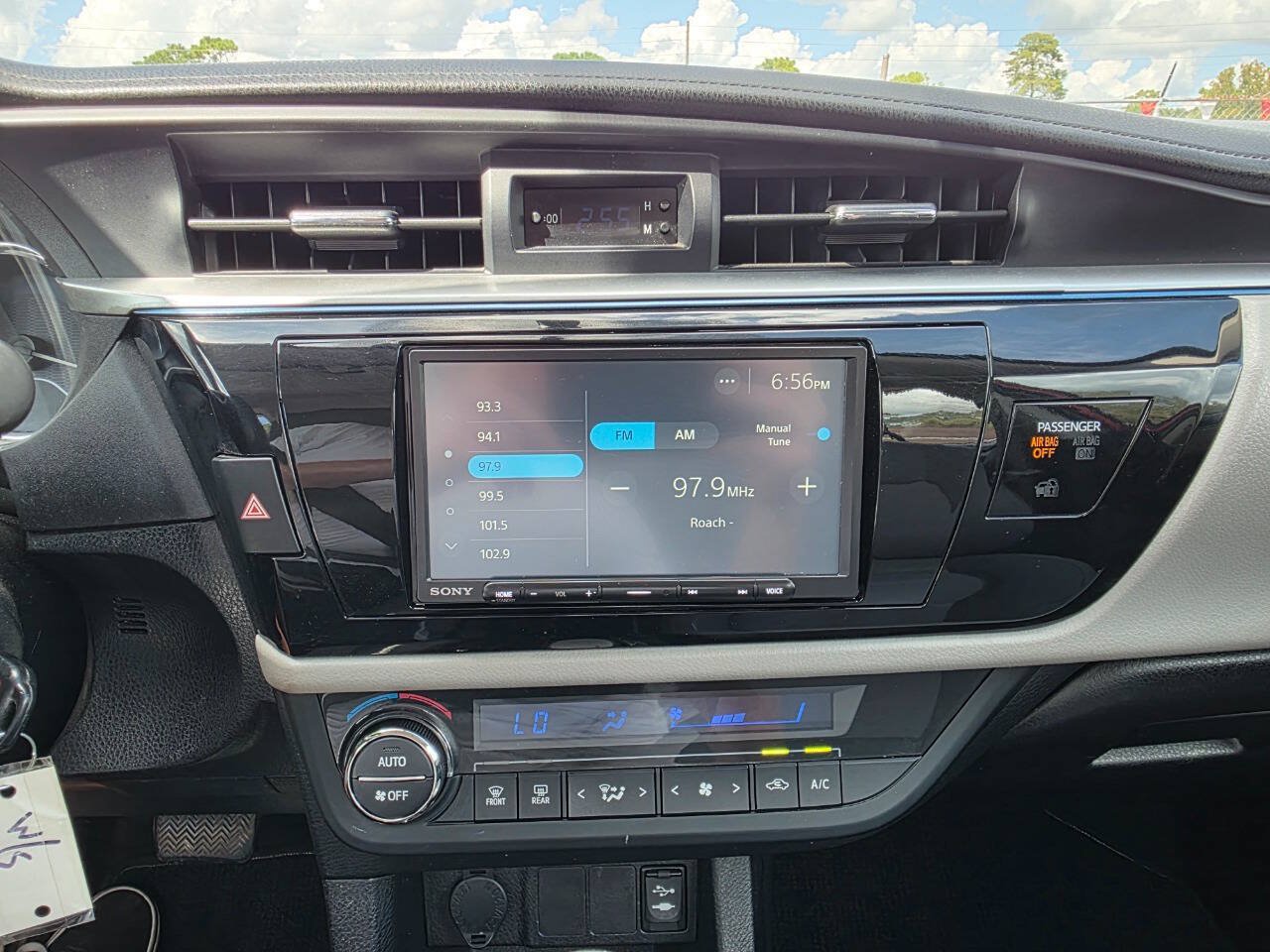 Used 2014 Toyota Corolla LE FWD image 15