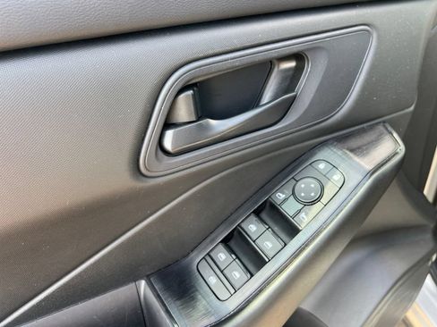 Used 2024 Nissan Rogue S FWD image 18