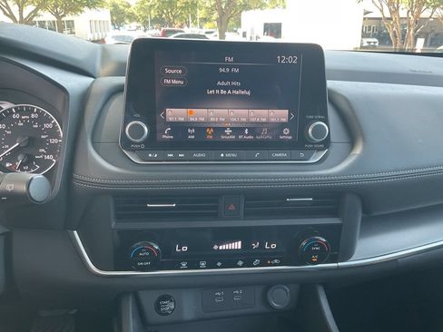 Used 2025 Nissan Rogue SV FWD image 27