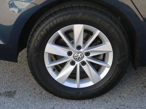 Used 2016 Volkswagen Golf S image 28