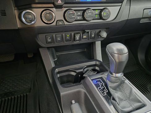 Used 2022 Toyota Tacoma TRD Off-Road w/ Technology Package AWD/4WD image 20