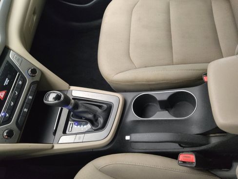 Used 2017 Hyundai Elantra SE image 26