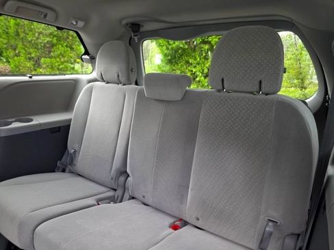 Used 2019 Toyota Sienna LE w/ LE Preferred Package FWD image 36