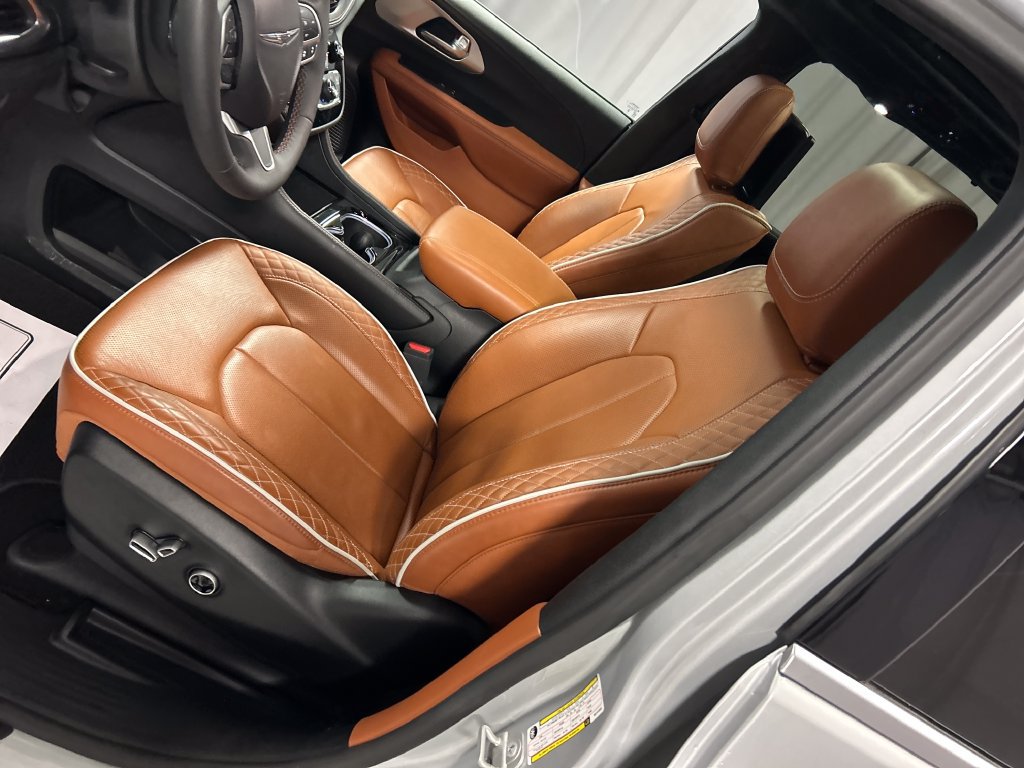 Used 2024 Chrysler Pacifica Pinnacle FWD image 12