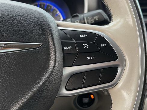 Used 2020 Chrysler Pacifica Limited image 17