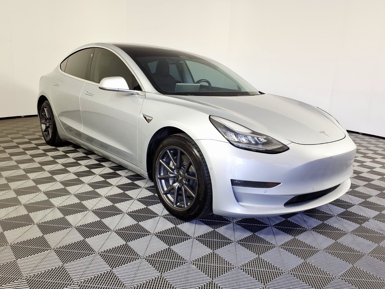 Used 2018 Tesla Model 3 RWD image 3