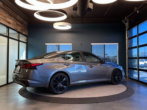 Used 2022 Nissan Altima 2.5 SR w/ Midnight Edition Package image 3