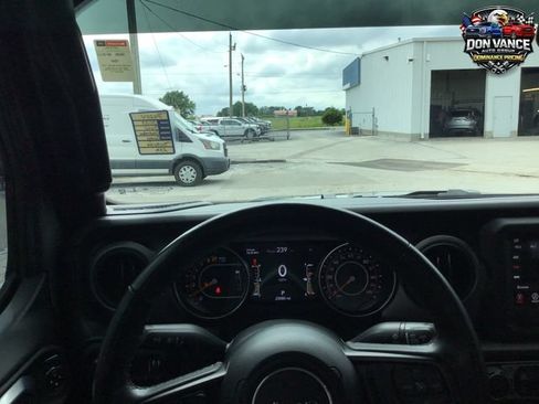 Used 2023 Jeep Gladiator Sport AWD/4WD image 13
