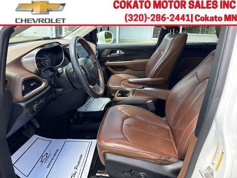 Used 2017 Chrysler Pacifica Limited w/ UConnect Theater Package FWD image 22
