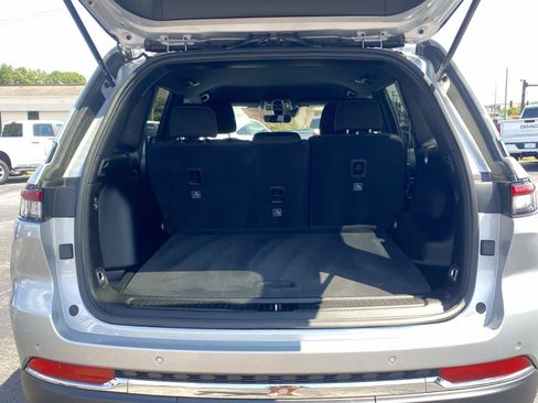 Used 2025 Jeep Grand Cherokee Laredo RWD image 6