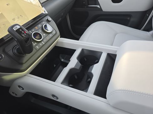 New 2026 Land Rover Defender 130 X-Dynamic SE image 25
