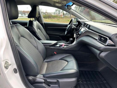 Used 2020 Toyota Camry SE FWD image 9