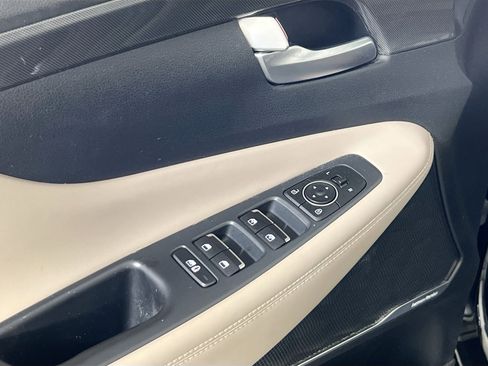 Used 2023 Hyundai Santa Fe SEL w/ Premium Package image 18