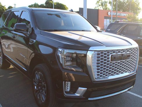 Used 2021 GMC Yukon Denali w/ Denali Premium Package AWD/4WD image 3