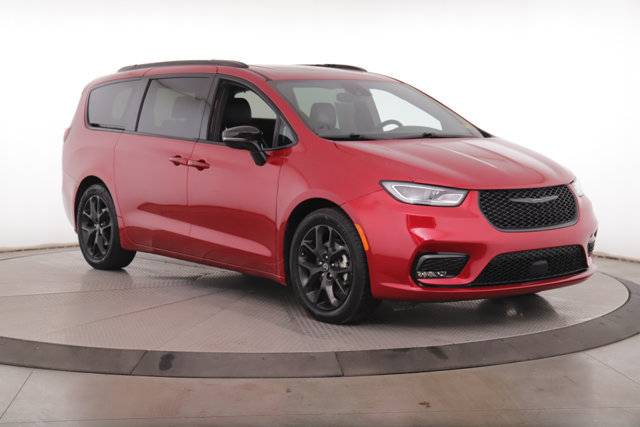 Used 2025 Chrysler Pacifica Limited FWD image 2