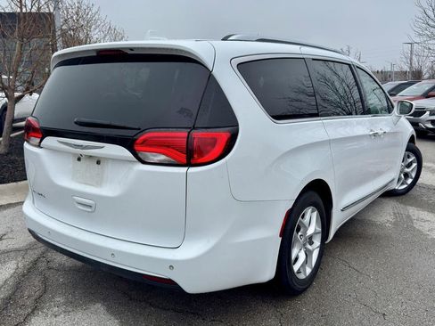 Used 2018 Chrysler Pacifica Touring-L w/ Tire & Wheel Group image 5