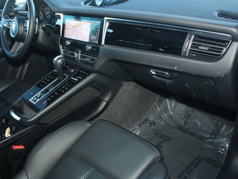 Certified 2023 Porsche Macan image 28