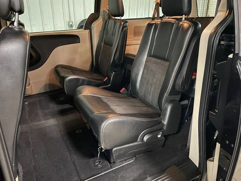 Used 2019 Dodge Grand Caravan SXT FWD image 16