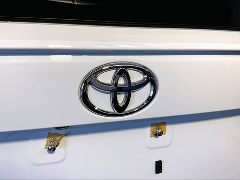 Used 2019 Toyota RAV4 XLE Premium AWD/4WD image 33