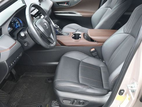 Used 2022 Toyota Venza Limited image 5