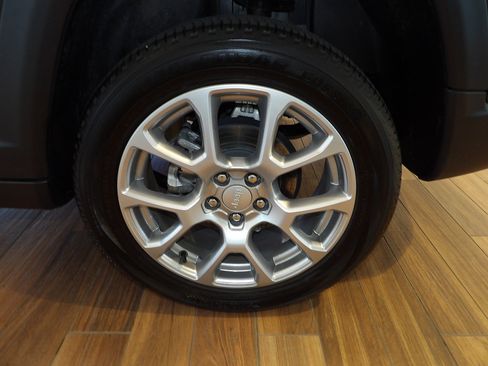 Used 2024 Jeep Compass Latitude AWD/4WD image 9