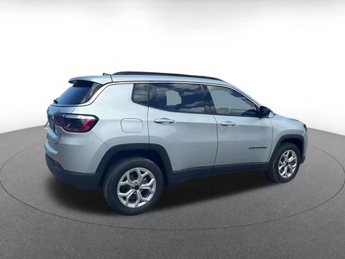 Used 2025 Jeep Compass Latitude AWD/4WD image 12
