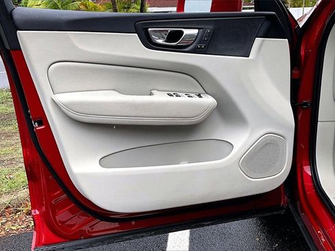 Used 2019 Volvo XC60 T5 Momentum w/ Premium Package image 18