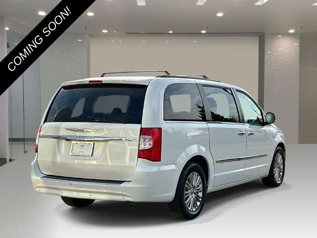 Used 2016 Chrysler Town & Country Touring-L FWD image 4